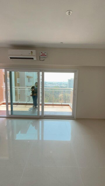 Room in 4 BHK Apartment at L&T Raintree Boulevard, Hebbal – for Rent