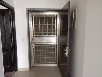 Room in 3 BHK Apartment at Eldeco Olympia, Sector 93a – for Rent
