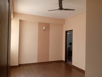 Room in 3 BHK Apartment at Supertech Emperor, Sector 93a – for Sale