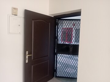 Room in 3 BHK Apartment at Supertech Emerald Court, Sector 93a – for Rent