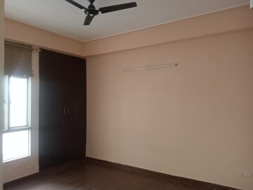Room in 3 BHK Apartment at Supertech Emerald Court, Sector 93a – for Rent
