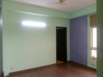 Room in 3 BHK Apartment at Supertech Emerald Court, Sector 93a – for Rent