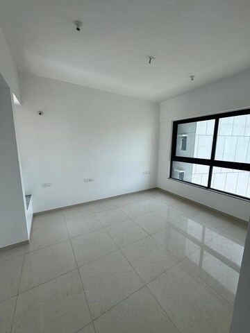 Room in 2 BHK Apartment at Kalpataru Immensa, Kolshet Road – for Rent