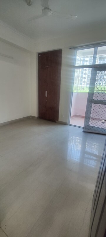 Room in 3 BHK Apartment at JKG Palm Court, Sector 16c Greater Noida – for Rent
