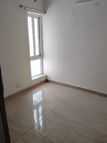 Room in 3 BHK Apartment at Gaur City 2 - 14th Avenue, Sector 16c Greater Noida – for Rent