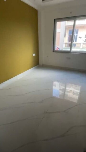 Room in 2 BHK Apartment at Hazratganj – for Rent