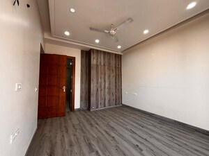 Room in 3 BHK Builder Floor at Unitech South City 1, South City 1 – for Sale