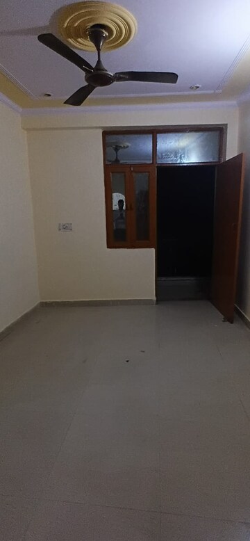 Room in 2 BHK Builder Floor at Mayur Vihar Phase 1 Extension – for Rent