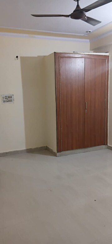 Room in 2 BHK Builder Floor at Mayur Vihar Phase 1 Extension – for Rent
