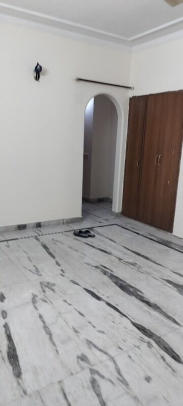 Room in 3 BHK Independent House at RWA Apartments Sector 50, Sector 50 – for Rent