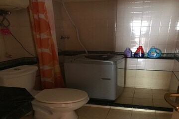 Bathroom in 4 BHK Apartment at DLF Westend Heights, Sector 53 – for Sale