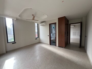 Room in 4 BHK Builder Floor at Sector 42 – for Rent
