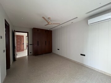 Room in 4 BHK Builder Floor at Sector 42 – for Rent