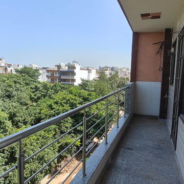 Balcony in 3 BHK Builder Floor at Sector 40 – for Rent