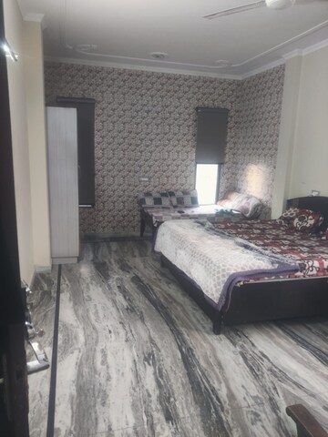 Bedroom in 3 BHK Builder Floor at Sector 40 – for Rent