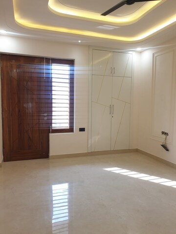 Room in 3 BHK Builder Floor at Faridabad Central – for Sale