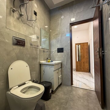 Bathroom in 1.5 BHK Builder Floor at Malviya Nagar – for Rent