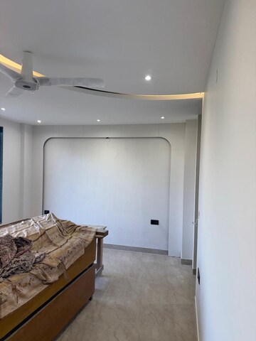 Furnished Amenities in 3 BHK Apartment at Vastu Apartments, Sector 55 – for Rent