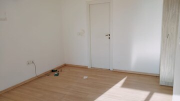 Room in 3 BHK Apartment at DLF Regal Gardens, Sector 90 – for Rent