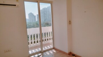 Room in 3 BHK Apartment at DLF Regal Gardens, Sector 90 – for Rent