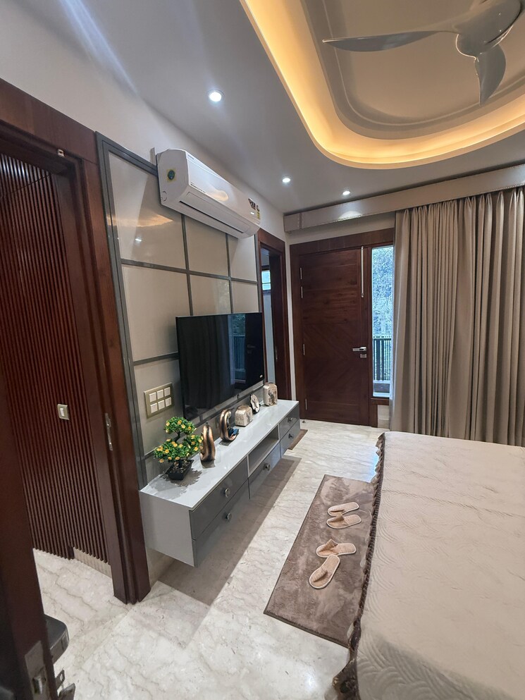 Bedroom, anand vihar 4 Bedroom 245 Sq.Yd. Builder Floor In Anand Vihar Delhi 8542779