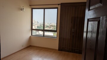 Room in 3.5 BHK Apartment at Unitech Fresco, Sector 50 – for Rent