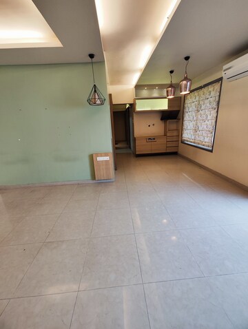 Room in 4 BHK Apartment at Oxford Premium, Wanowrie – for Rent