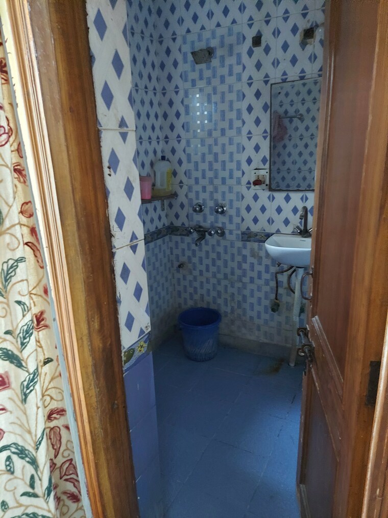 Attached Bathroom, vasundhara enclave 3 Bedroom 122 Sq.Mt. Apartment In Vasundhara Enclave Delhi 8543012