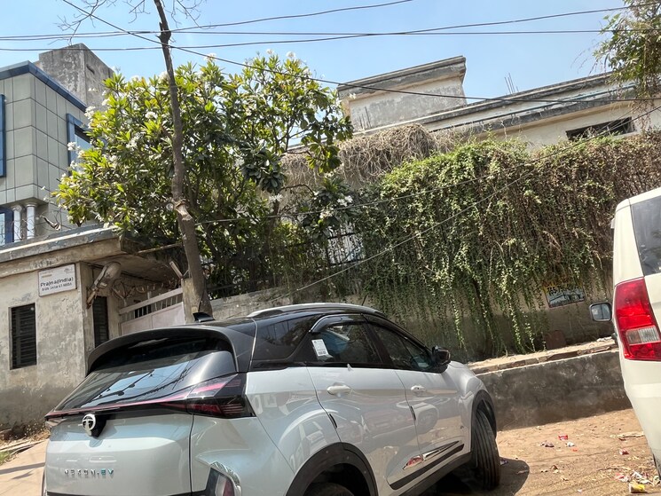  Parking, sector 63 Commercial Industrial Plot 1000 Sq.Mt. In Sector 63 Noida 8543075