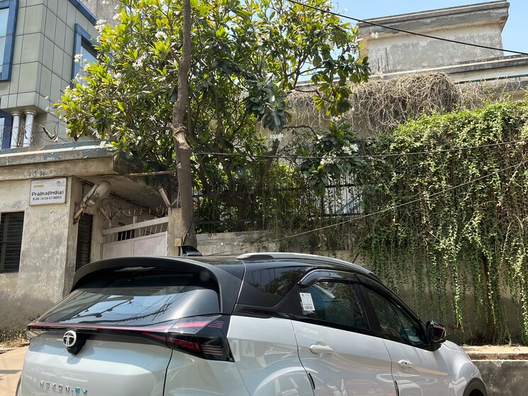  Parking, sector 63 Commercial Industrial Plot 1000 Sq.Mt. In Sector 63 Noida 8543075