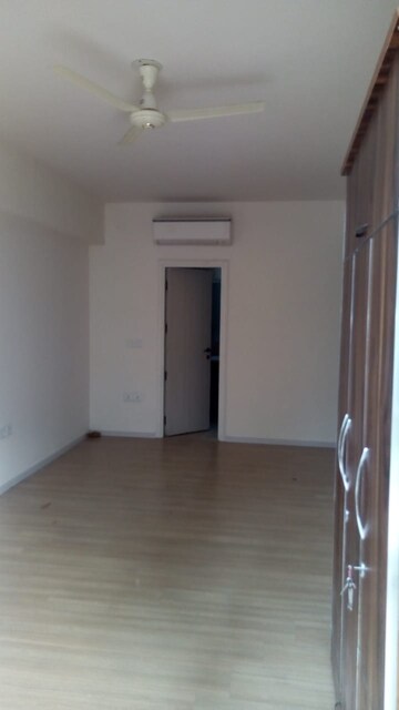 Room in 3 BHK Apartment at DLF The Skycourt, Sector 86 – for Rent