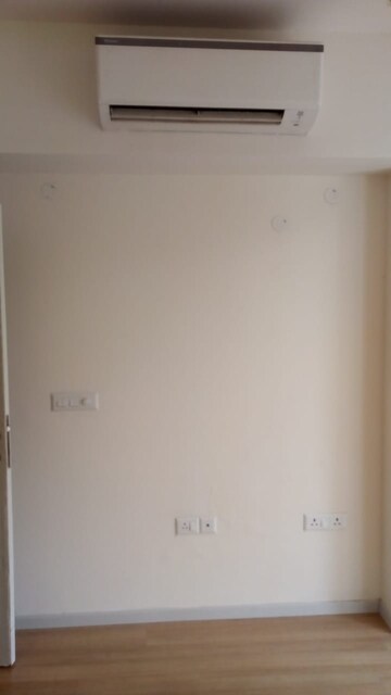 Room in 3 BHK Apartment at DLF The Skycourt, Sector 86 – for Rent