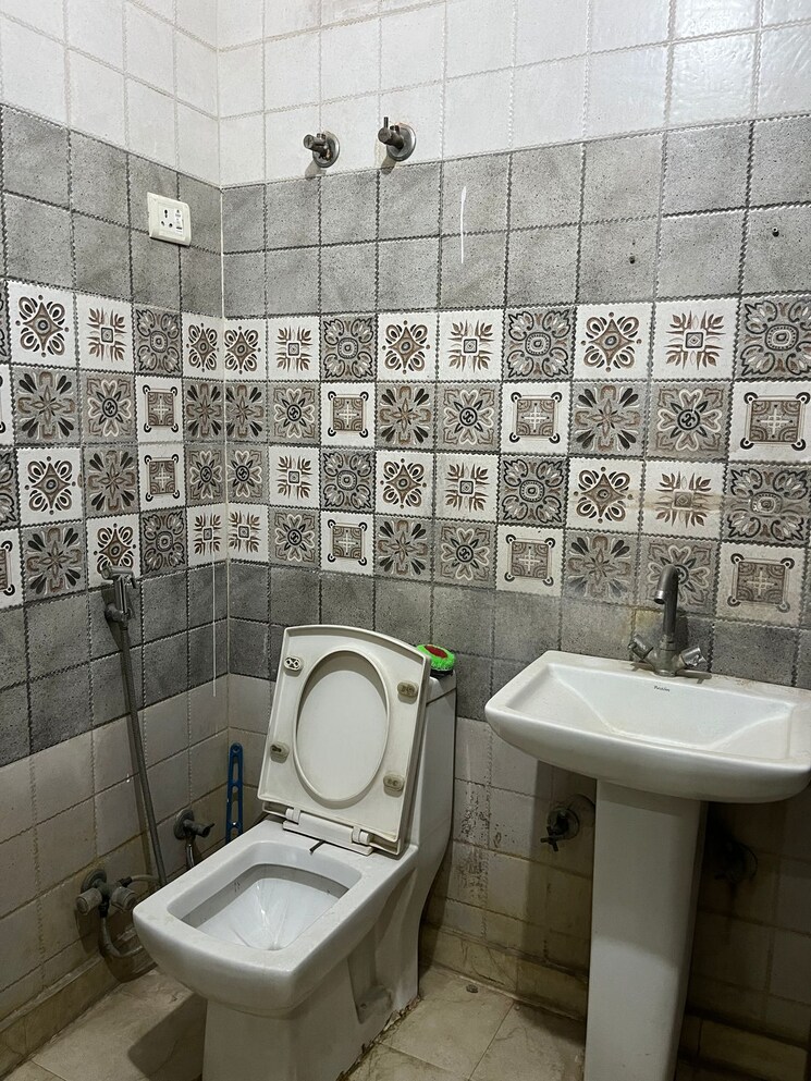 Bathroom, vasundhara sector 1 3 Bedroom 1250 Sq.Ft. Builder Floor In Vasundhara Sector 1 Ghaziabad 8543623