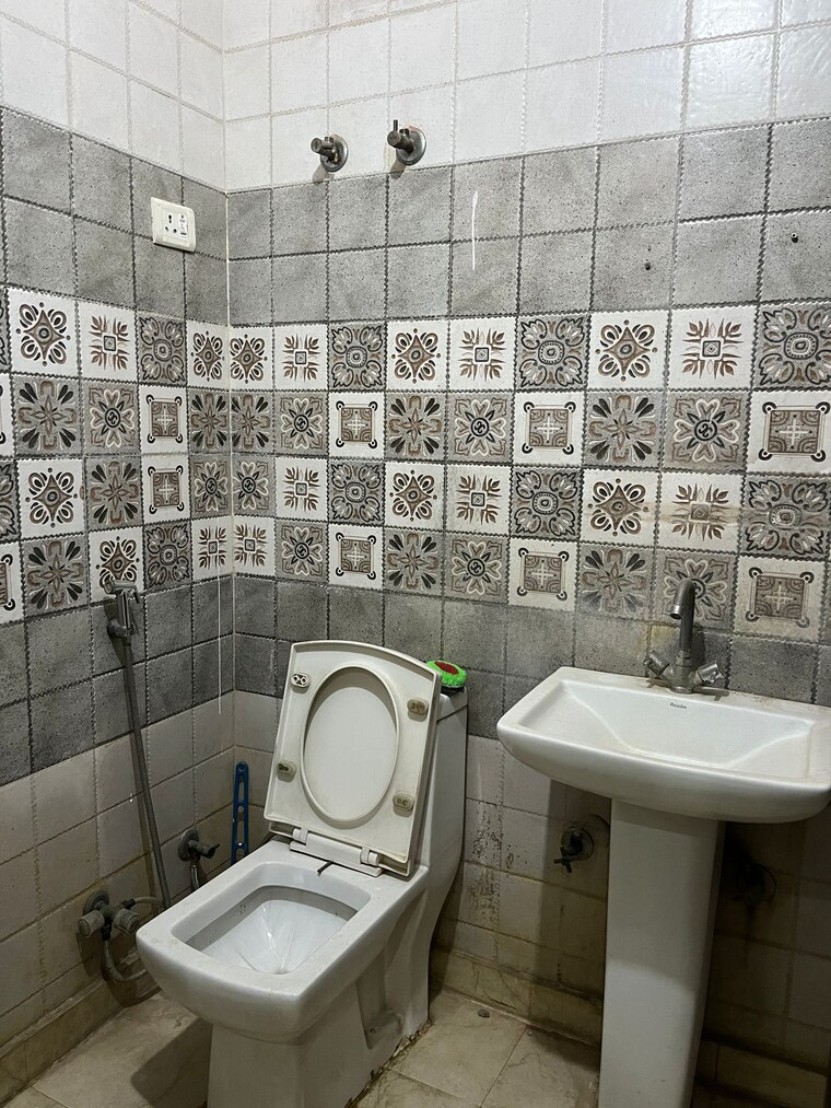 Bathroom, vasundhara sector 1 3 Bedroom 1250 Sq.Ft. Builder Floor In Vasundhara Sector 1 Ghaziabad 8543623