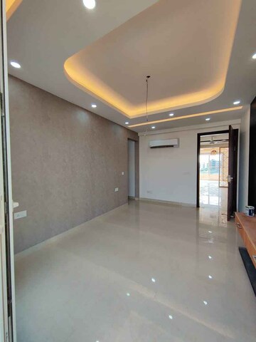 Room in 4 BHK Apartment at DLF Belvedere Towers, Sector 24 – for Sale