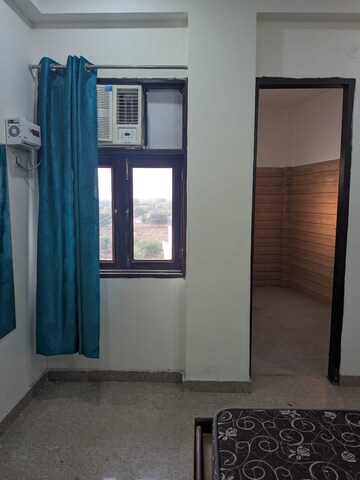 Room in 2 BHK Builder Floor at Sector 33 – for Rent