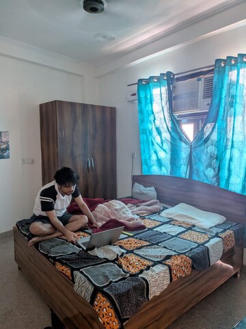 Bedroom in 2 BHK Builder Floor at Sector 33 – for Rent