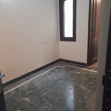 Furnished Amenities in 3.5 BHK Apartment at Ambience Island, Sector 24 – for Sale