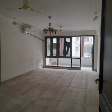 Room in 5 BHK Apartment at Ambience Island, Sector 24 – for Sale