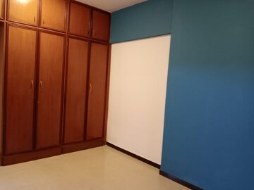 Room in 2 BHK Apartment at Montreal Tower, Andheri West – for Rent