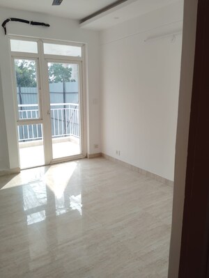 Room in 3.5 BHK Apartment at Sector 77 – for Sale