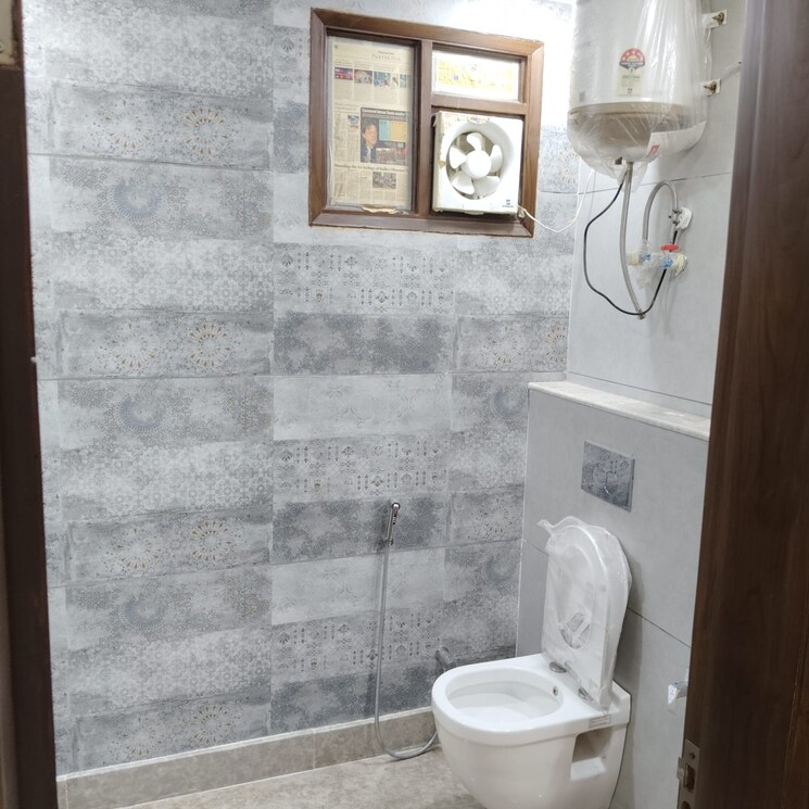 Bathroom, vikas puri 3.5 Bedroom 200 Sq.Yd. Builder Floor In Vikas Puri Delhi 8545865