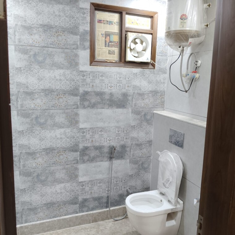 Bathroom, vikas puri 3.5 Bedroom 200 Sq.Yd. Builder Floor In Vikas Puri Delhi 8545865