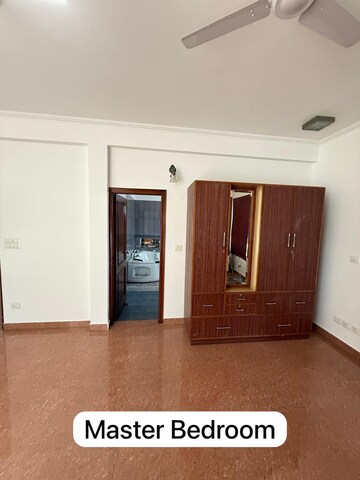 Room in 4 BHK Apartment at Assotech Blith, Sector 99 – for Rent