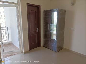 Room in 3 BHK Apartment at Omaxe Waterscapes, Gomti Nagar – for Rent