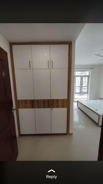 Room in 3 BHK Apartment at Omaxe Waterscapes, Gomti Nagar – for Rent