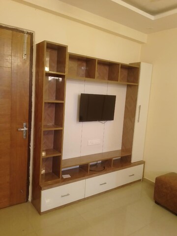 Room in 3 BHK Apartment at Omaxe Waterscapes, Gomti Nagar – for Rent