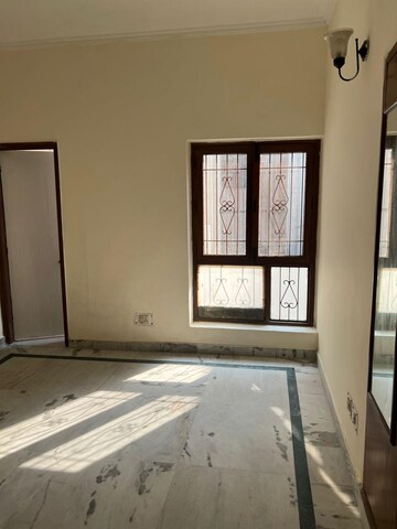 Room in 2 BHK Independent House at RWA Apartments Sector 39, Sector 39 – for Rent