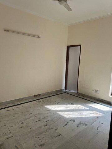 Room in 2 BHK Independent House at RWA Apartments Sector 39, Sector 39 – for Rent