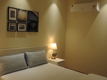 Room in 2.5 BHK Builder Floor at Parsvnath Exotica, Sector 53 – for Rent